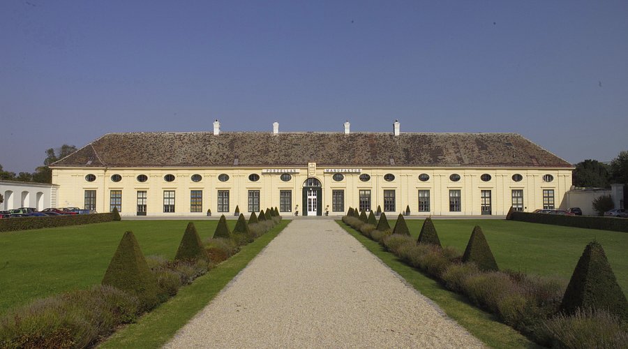 Augarten: Historic park with beautiful porcelain factory